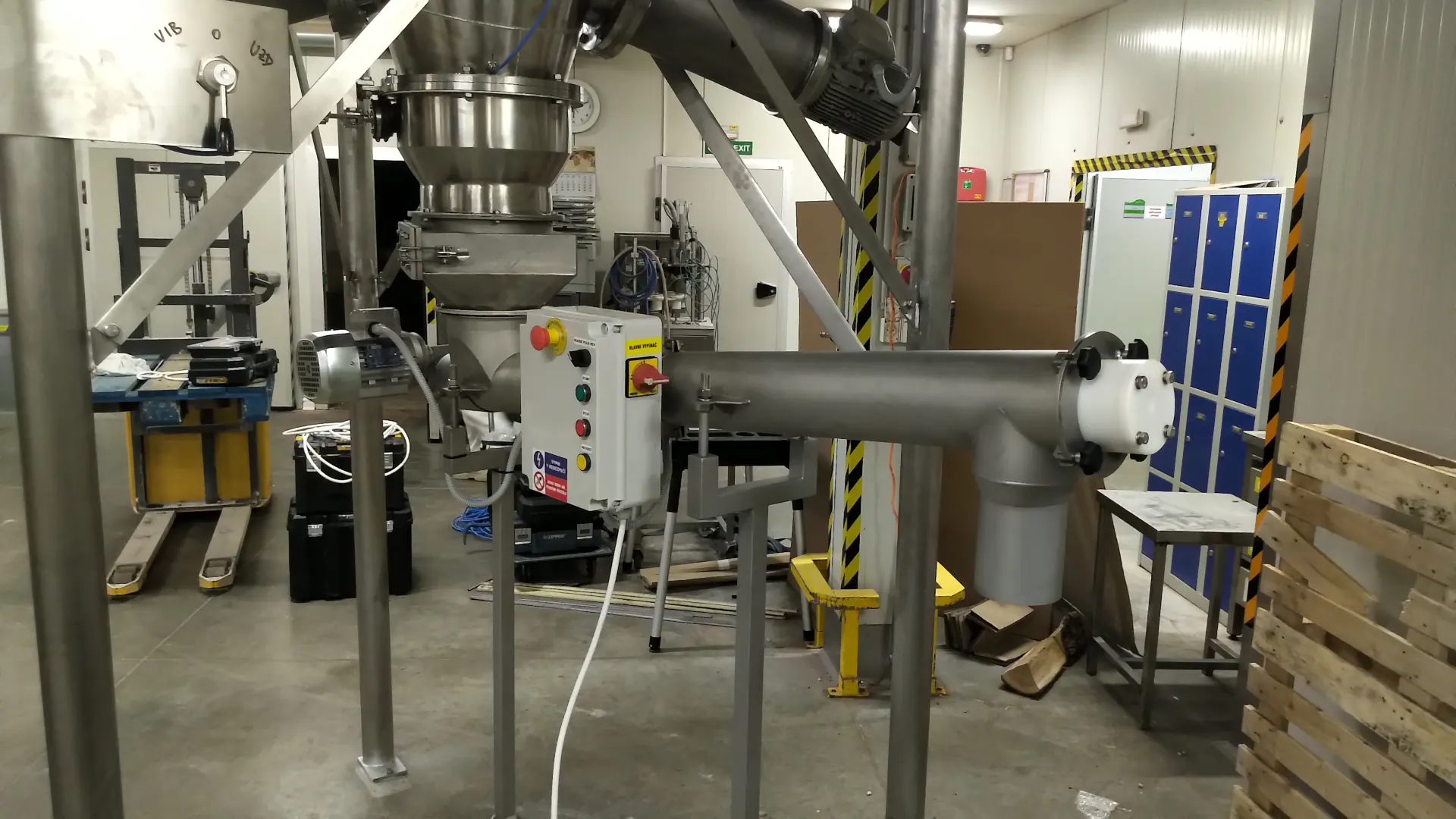 Vertical conical screw mixer