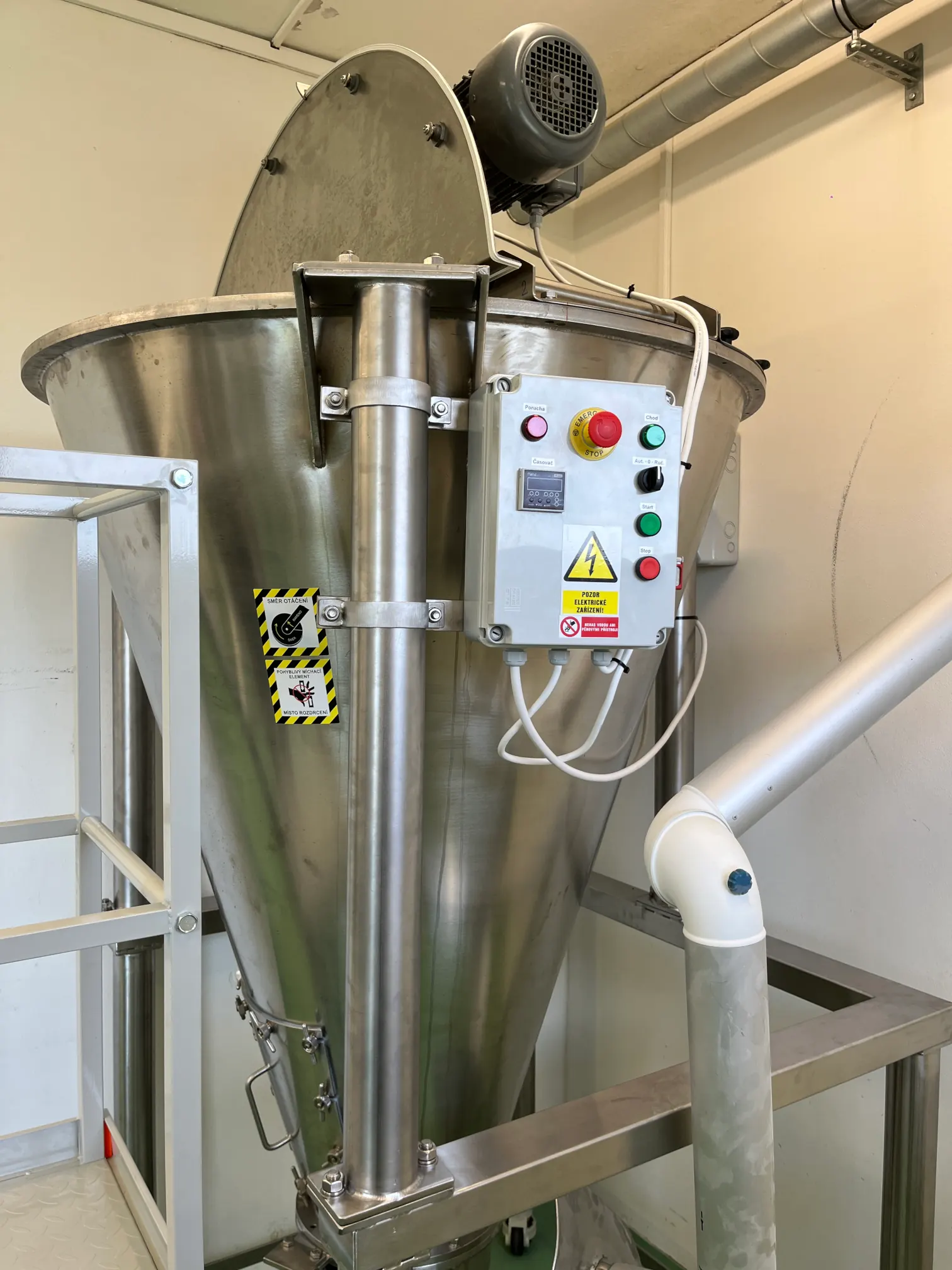 Vertical conical screw mixer