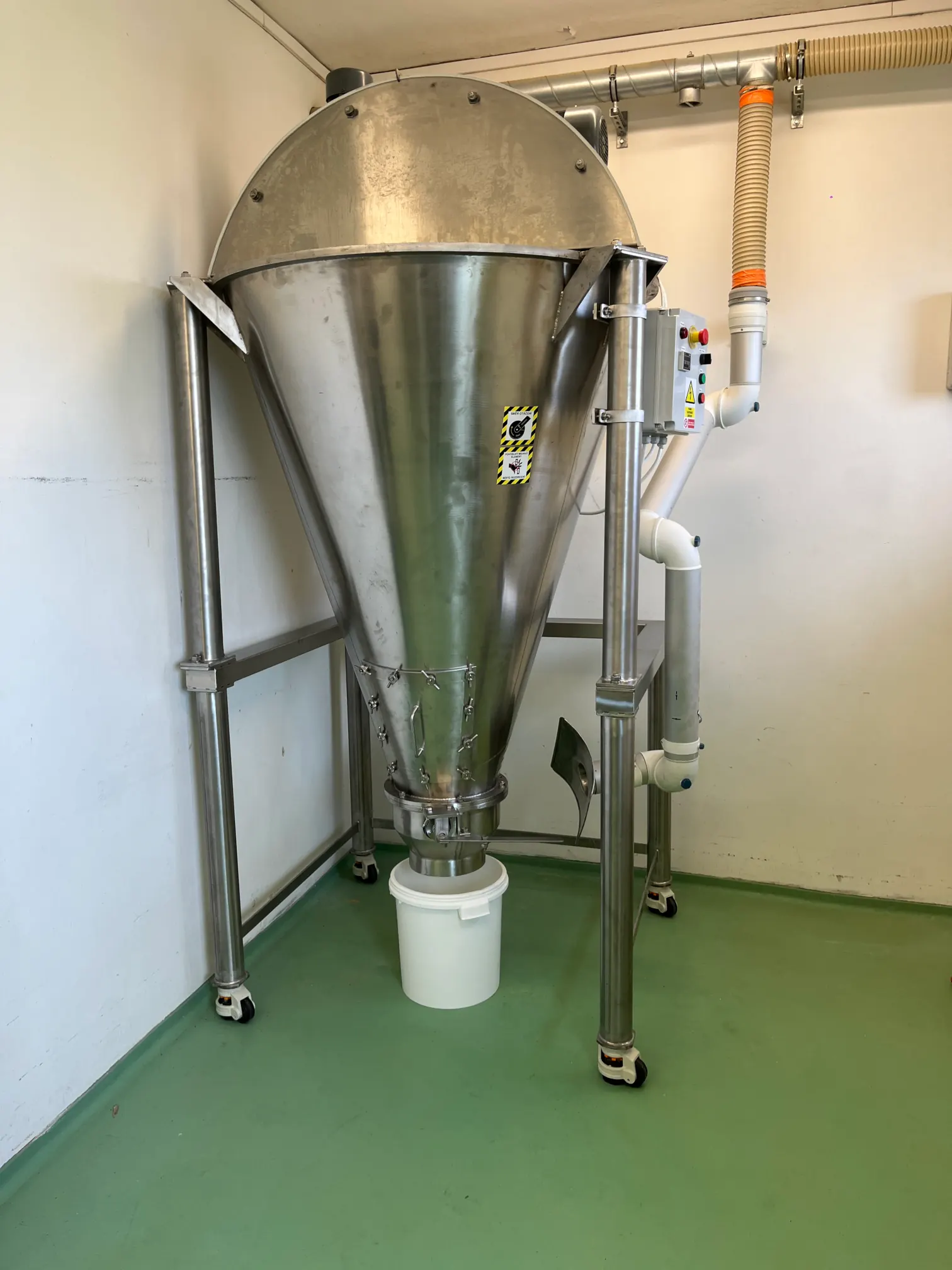 Vertical conical screw mixer