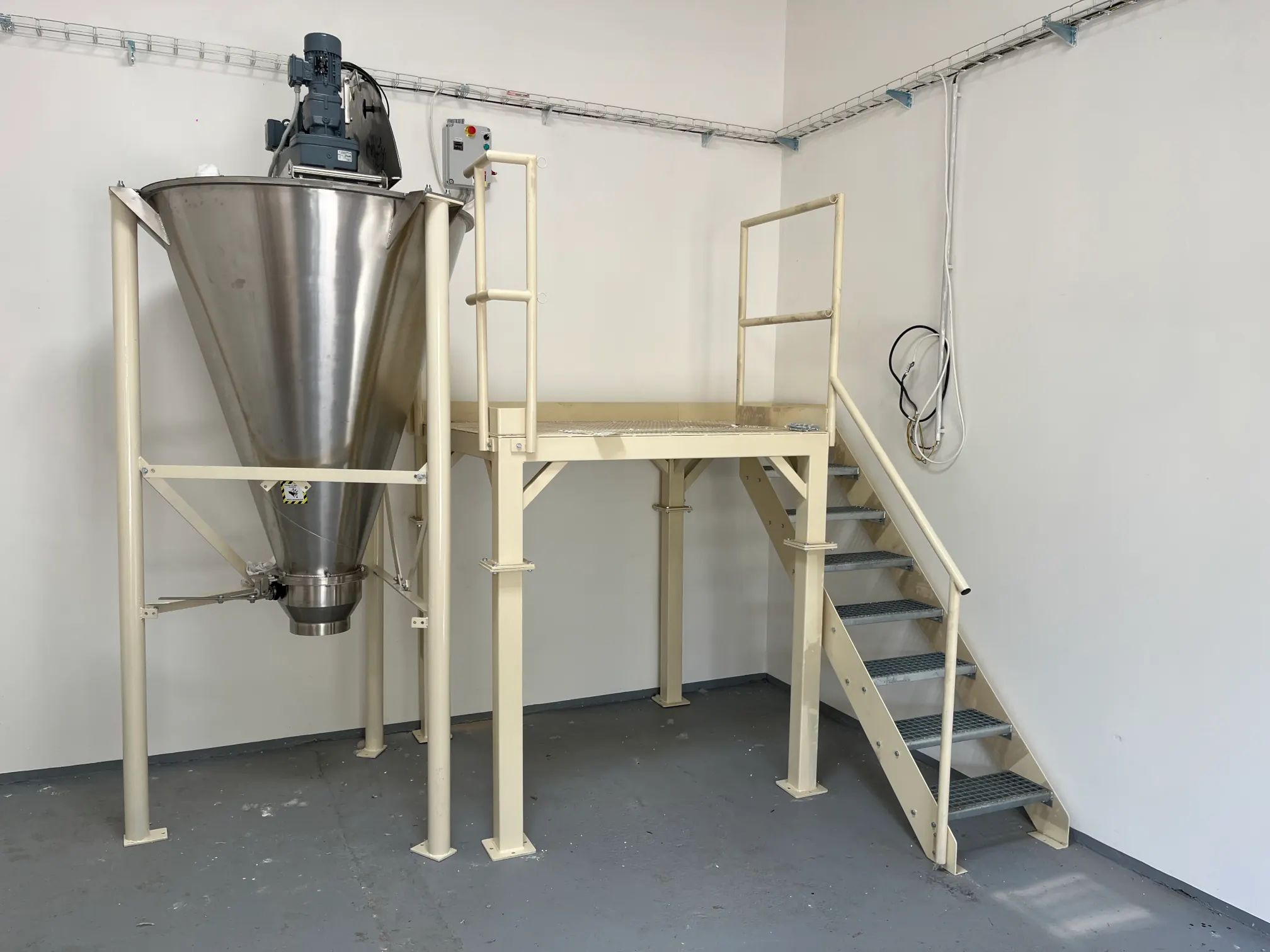 Vertical conical screw mixer