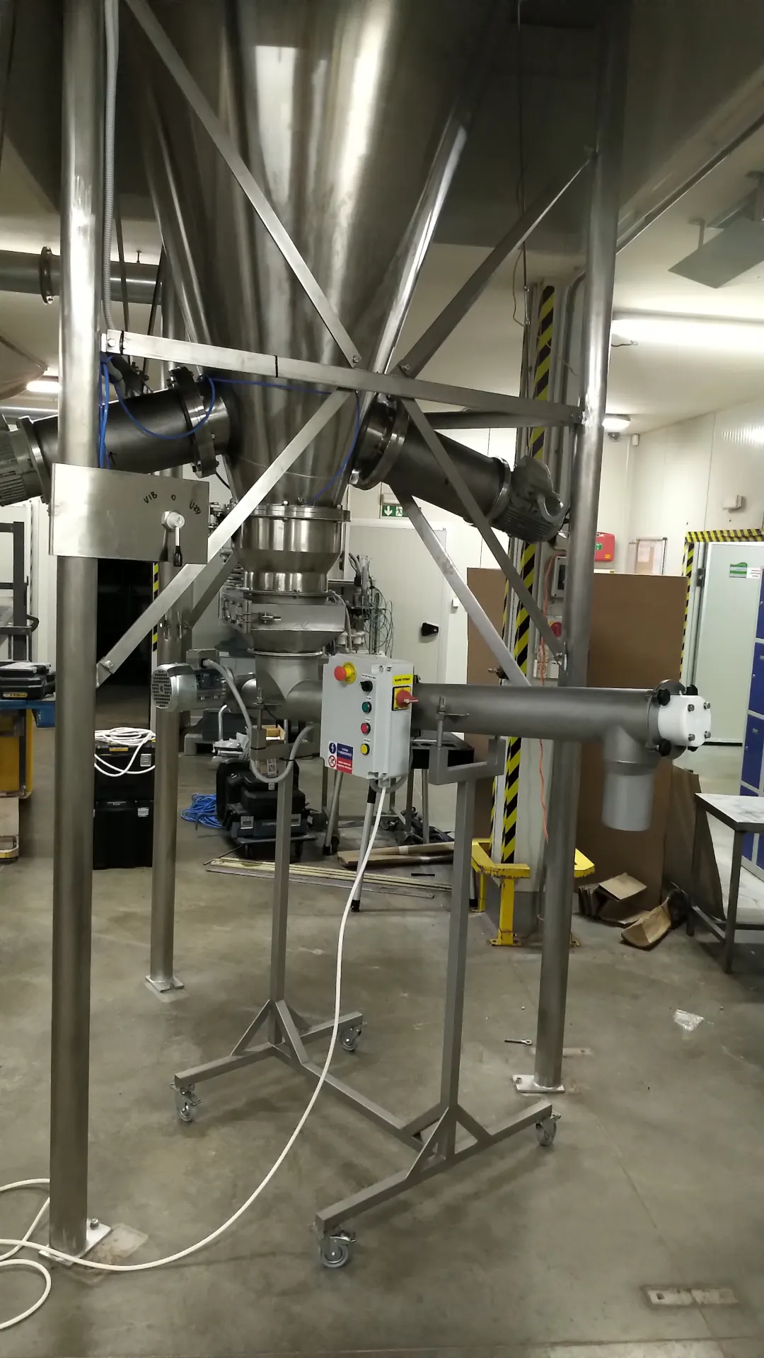 Vertical conical screw mixer